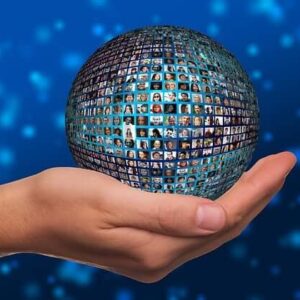 Närbild av en hand som håller i ett klot täckt av ett blått rutnät där varje ruta innehåller en bild av en eller flera personer. Blå bakgrund. Bilden används som produktbild till ett premium-paket för undersköterskor.