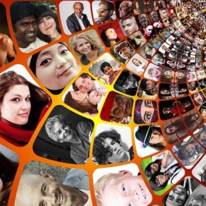 Ett rutnät i röda, orange och gula färgtoner med större rutor närmare betraktaren och mindre rutor längre bort. I varje ruta finns en bild av en eller flera människor. Bilden används som produktbild till ett plus-paket för undersköterskor.