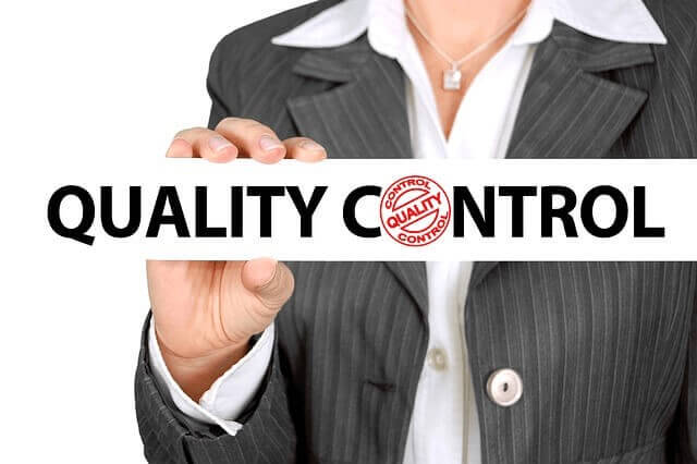 quality-control-free-trial-640x426 Kvinna i vit skjorta och kavaj håller en skylt med texten QUALITY CONTROL. En kvalitetsstämpel ersätter den första bokstaven O i CONTROL. Bilden används för ett gratis prova på-erbjudande.