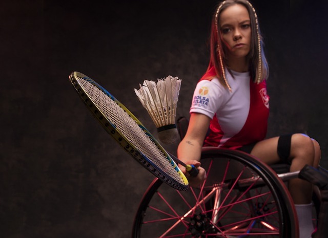 Flicka i rullstol som spelar badminton. Bilden symboliserar ett nätverk och en mötesplats för alla undersköterskor som arbetar med funktionshinder.
