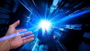 En hand sträcks ut mot en fallande man, omgiven av blå och svarta toner, med ett vitt sken i bakgrunden. Bilden symboliserar stöd och används till ett inlägg som uppmuntrar till att bli biträdande övervakare eller besökare på häkten och anstalter.