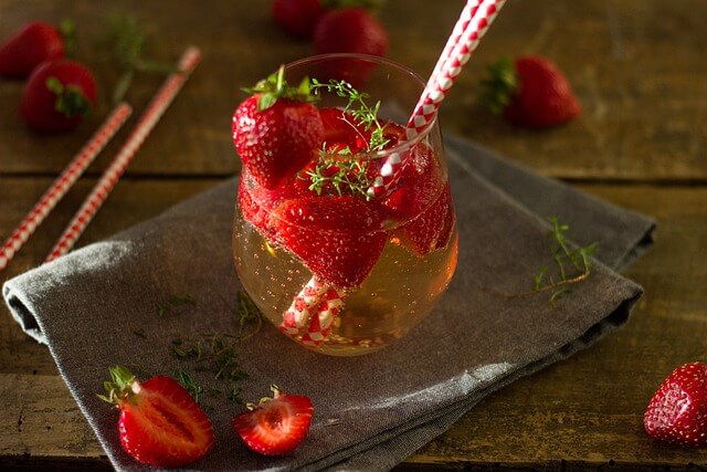 drink-strawberries-glass-dark-wooden-table-640×427