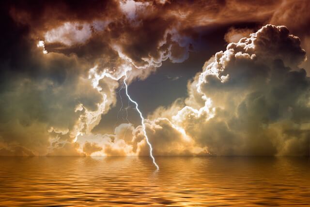 thunderstorm-lightning-strike-water-640×428