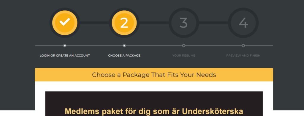 Bild som visar övre delen av en uppsättning medlemspaket för undersköterskor. Överst syns en stegsekvens med fyra steg mot mörkgrå bakgrund, där steg 1 och 2 är gula och markerade med en bock respektive siffran 2, medan steg 3 och 4 är mörkgrå. Under stegsekvensen finns engelsk text som beskriver innehållet i respektive steg, följt av en gul bakgrund med text som uppmanar till att välja ett paket. Längst ner finns guldfärgad text på mörkbrun bakgrund: "Medlemspaket för dig som är undersköterska". Bilden används på en sida för registrering och inloggningshjälp.