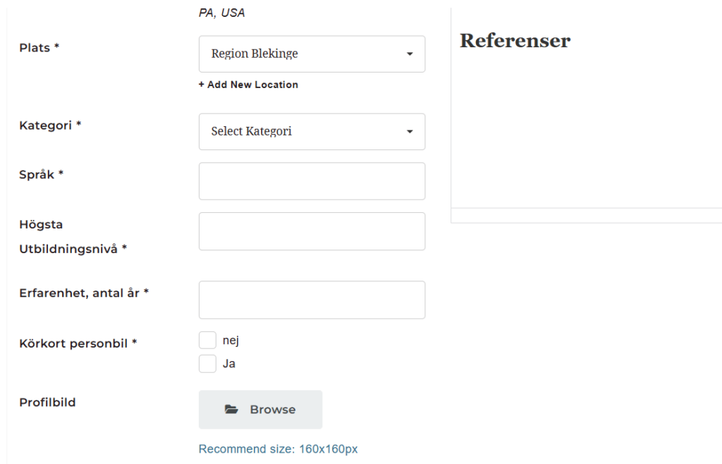Bild som visar del 3 av en sida där man lägger in sitt CV. Detta är en fortsättning under rubriken "General information". Bakgrunden är vit och uppdelad i två sektioner. I den vänstra sektionen finns rubrikerna: "Plats", "Kategori", "Språk", "Högsta utbildningsnivå", "Erfarenhet (antal år)", "Körkort personbil" och "Profilbild". Till höger om "Plats" finns ett vitt fält med texten "Region Blekinge" och en nedåtpil för val av annan region. Under fältet står "+Add New Location". Vid "Kategori" finns ett vitt fält med texten "Select Kategori" och en nedåtpil. Övriga rubriker har var sitt vita fält för inmatning. Vid "Körkort personbil" kan man välja "ja" eller "nej" genom att markera en ruta. Vid "Profilbild" finns en ljusgrå knapp med mapp-ikon och texten "Browse", samt information om rekommenderad bildstorlek. I den högra sektionen syns en fortsättning på ett redigerbart fält där texten "Referenser" är synlig. Bilden används för registrerings- och inloggningshjälp.